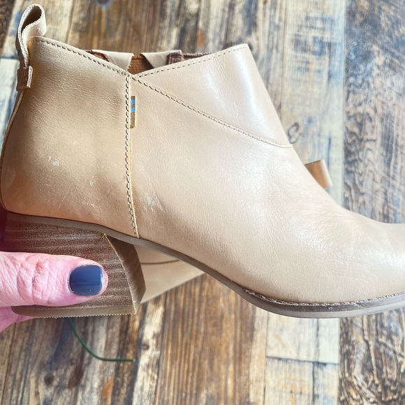 TOMS TAN BOOTIES SIZE 8 FAUX LEATHER  SLIP ON - Picture 10 of 13